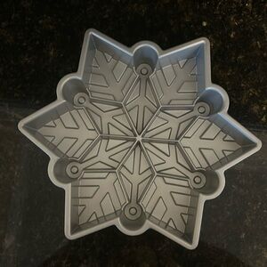 Nordic Ware Snowflake Pull Apart Pan